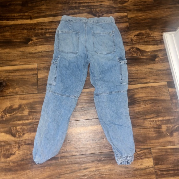 Women’s Light Wash Jeans - Picture 2 of 3